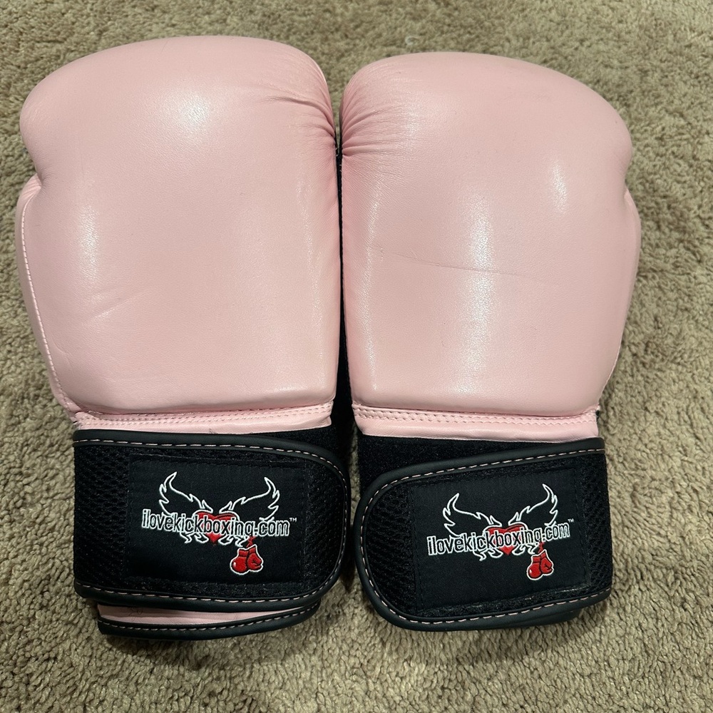 Like NEW! Ilovekickboxing Pink Women's Training/Boxing Gloves